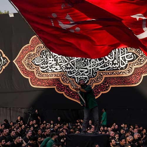 مداحی عصر فردا بدنش زیر سم اسبان است با نوای محمود کریمی اینستا